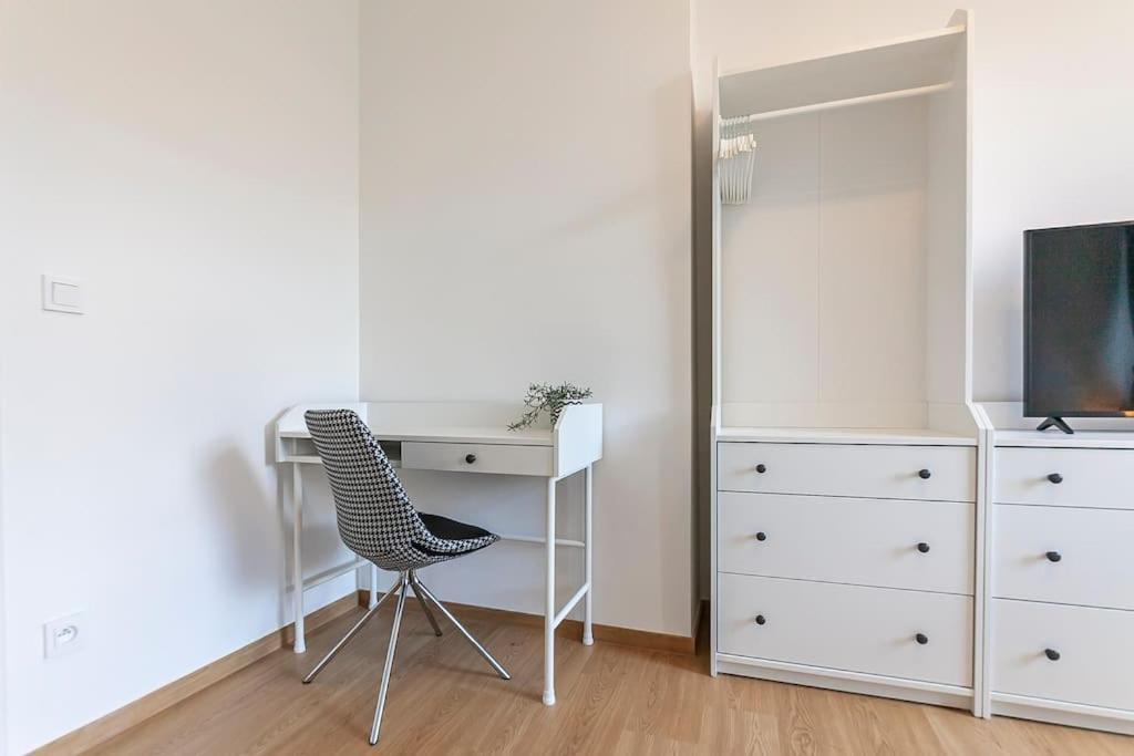 Village-like Peace & Quiet In City + Parking Apartment