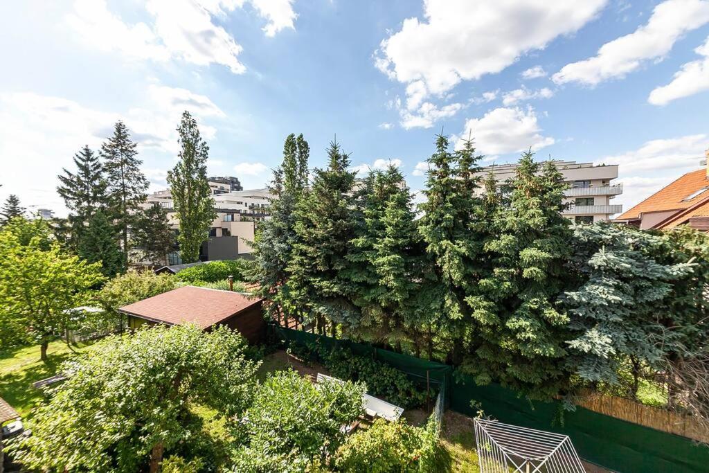 Apartment Village-like Peace & Quiet In City + Parking