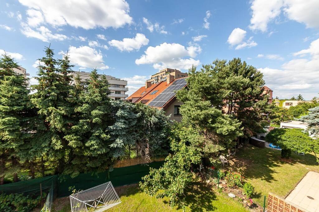 Apartment Village-like Peace & Quiet In City + Parking