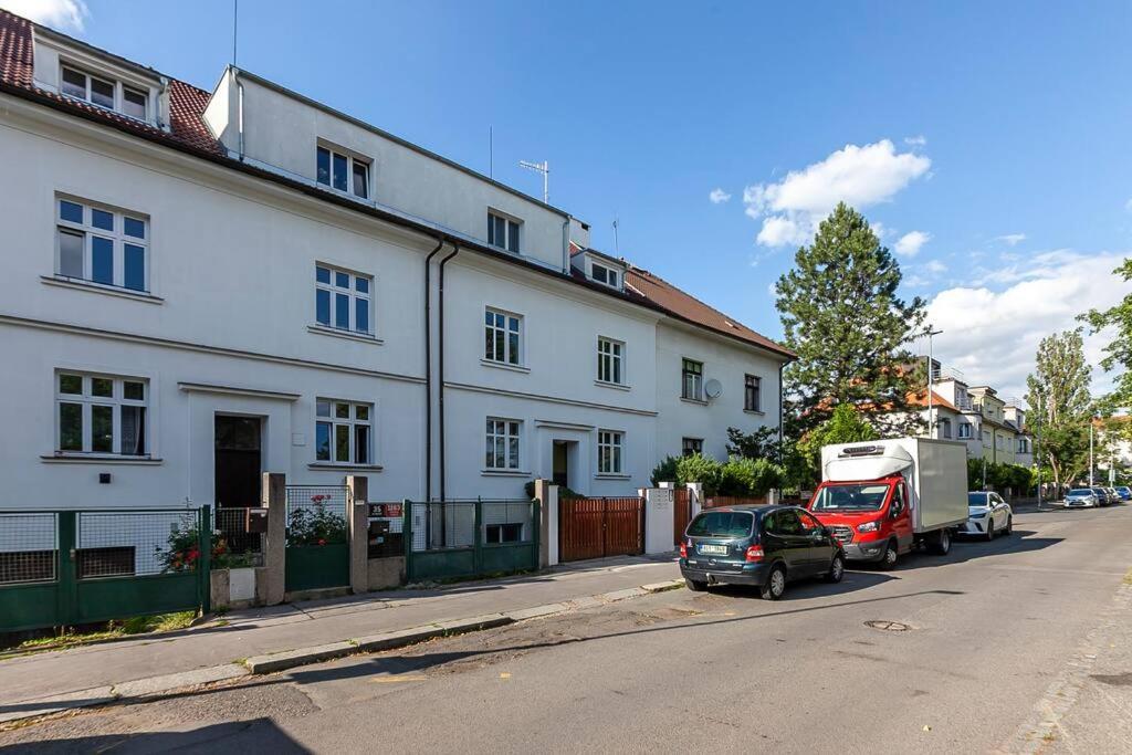 Apartment Village-like Peace & Quiet In City + Parking