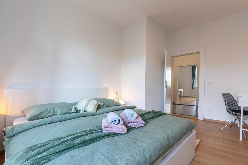 Village-like Peace & Quiet In City + Parking Apartment *