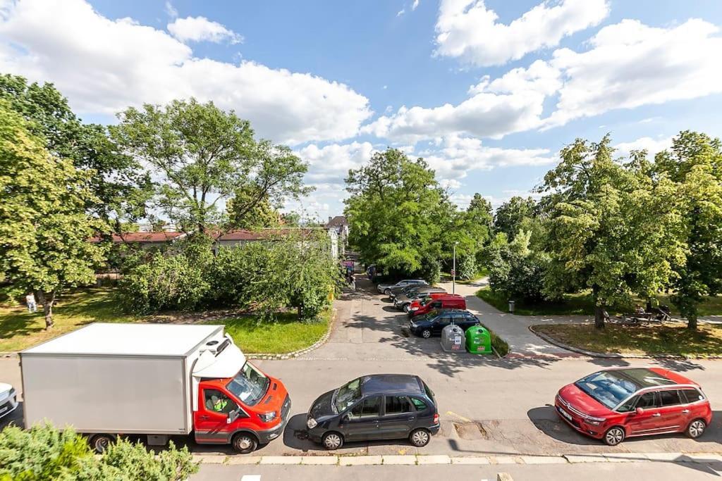 Apartment Village-like Peace & Quiet In City + Parking *