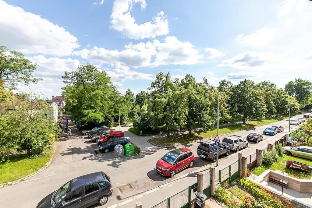 Apartment Village-like Peace & Quiet In City + Parking *