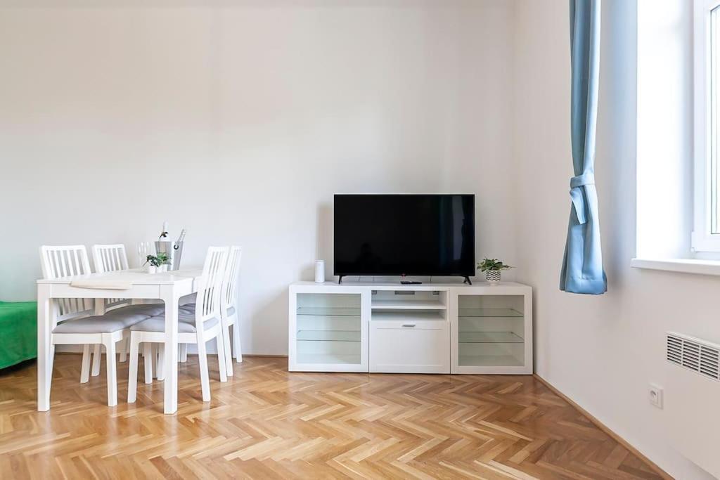 Village-like Peace & Quiet In City + Parking Apartment