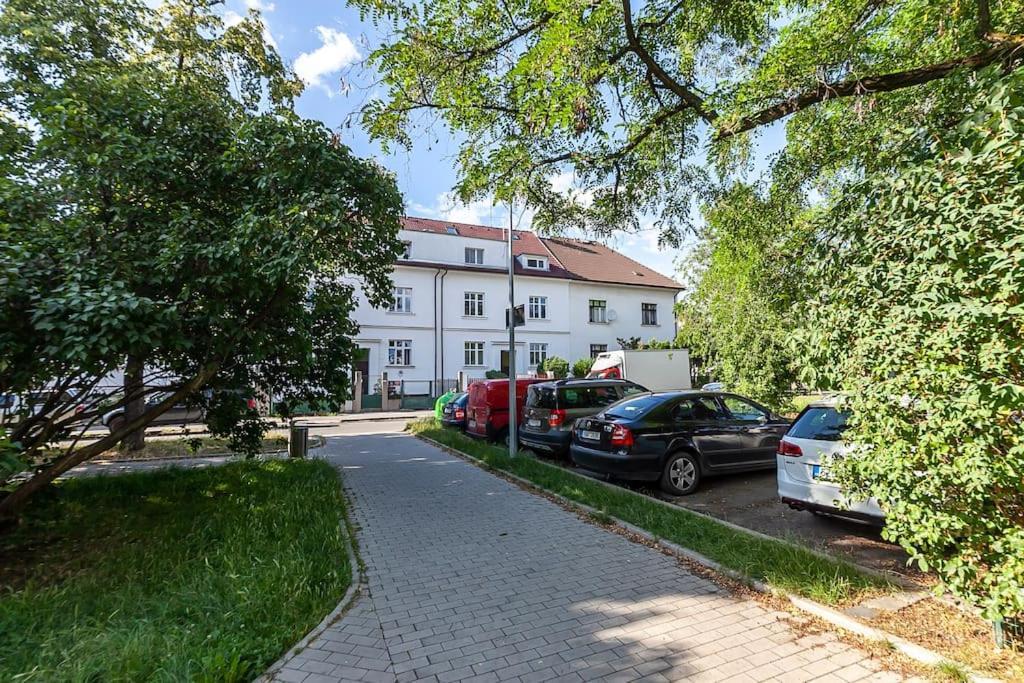 Apartment Village-like Peace & Quiet In City + Parking