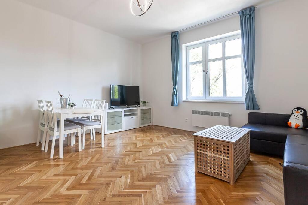 Village-like Peace & Quiet In City + Parking Apartment *